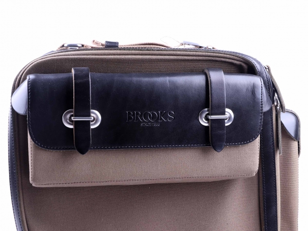 Brooks Devon Zijtas Achteraan Links