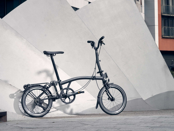 Brompton Electric P Line Urban Hoog met Rack Grijs Metallic