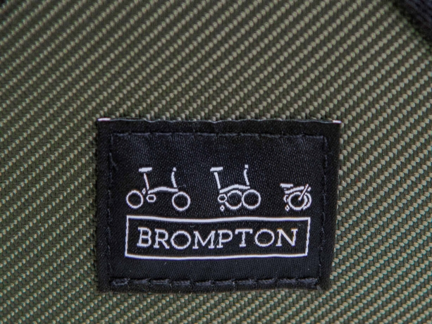 Brompton Borough Roll Top Bag M Olijf incl. Frame & Regenhoes