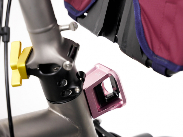 Brompton Bagageclip Gesmeed Aluminium Pink