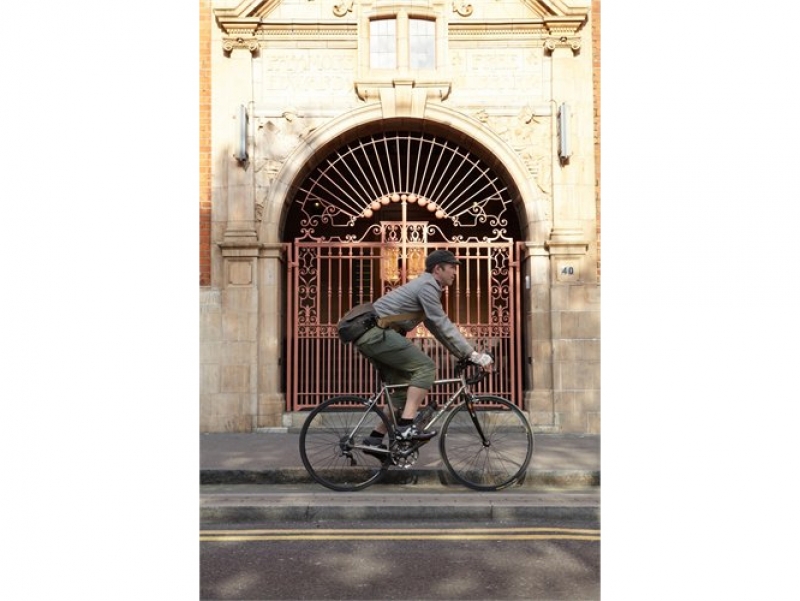 Brooks Brixton als schoudertas tijdens het fietsen