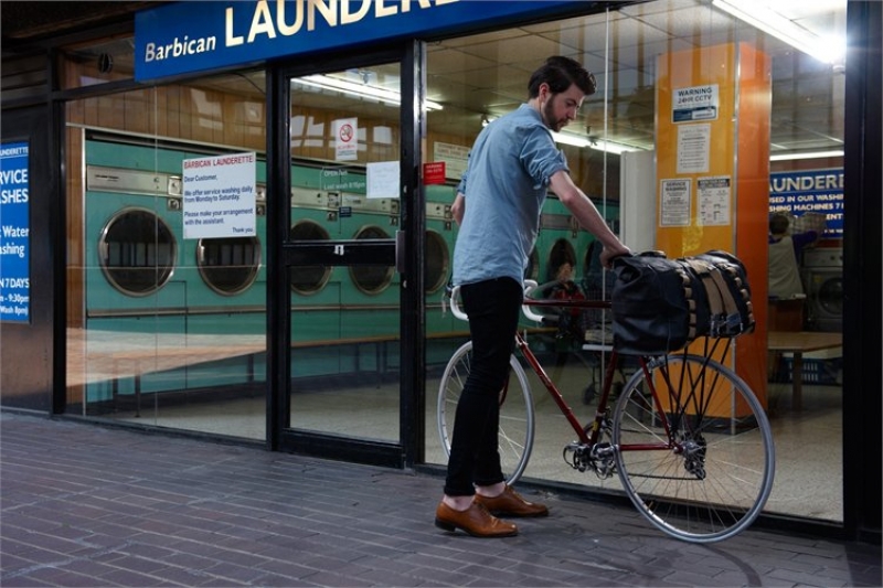 Brooks Hampstead op de bagagedrager van de fiets.